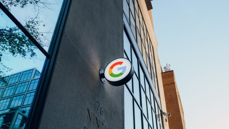 Google debe pagar 700 mdd a consumidores en EU por acuerdo antimonopolio