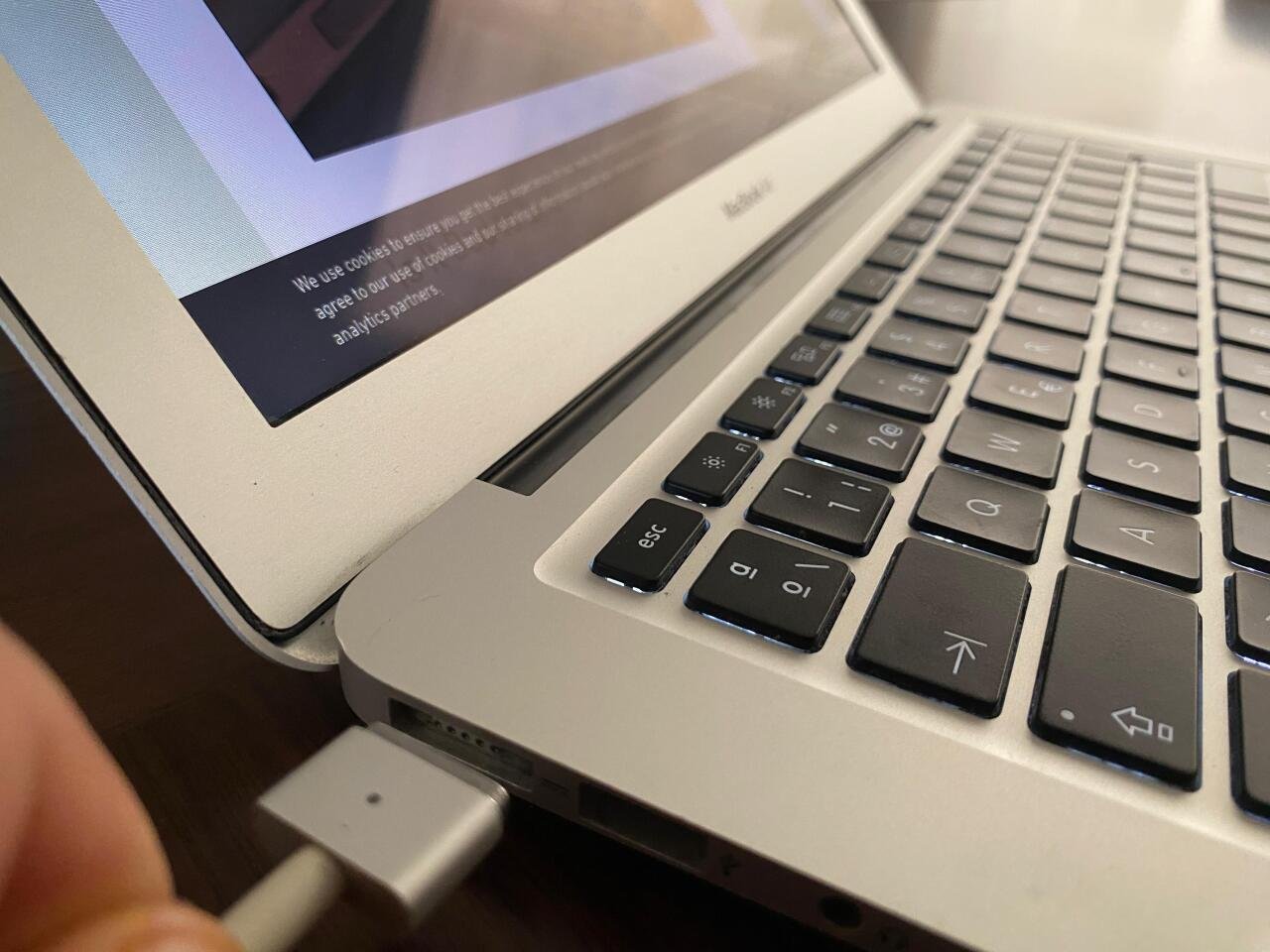 ¿Es malo dejar mi laptop conectada todo el tiempo a la luz?