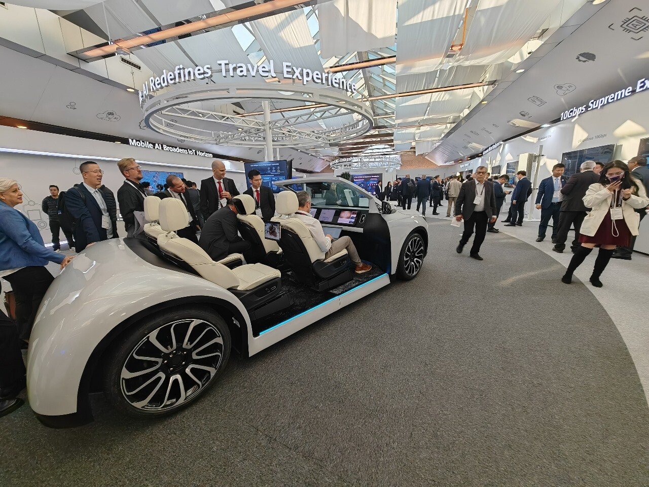 Huawei muestra prototipo de coche autónomo que podrá competir con Tesla