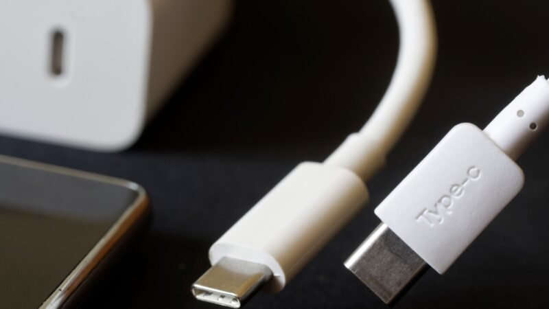 El cargador universal USB-C ya es obligatorio en la Unión Europea