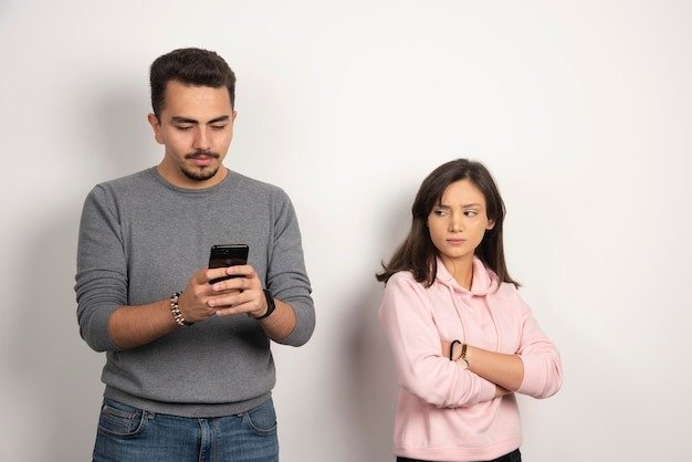 Conectividad y Nomofobia: Desafíos en la Educación Digital